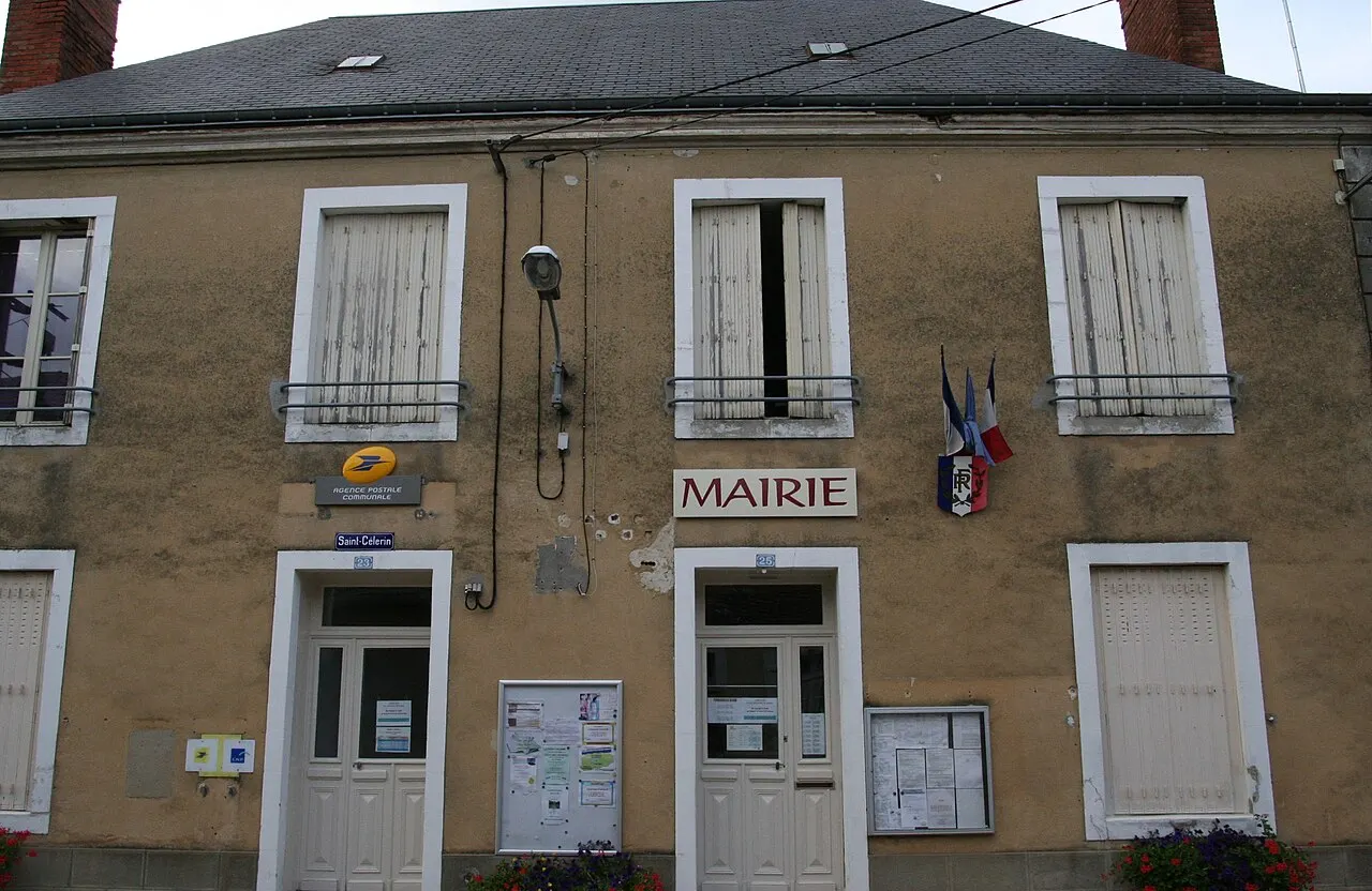 Mairie et poste de Saint-Célerin.