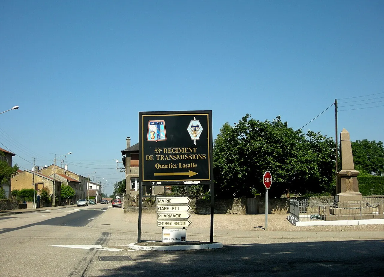La route nationale N59, le 53e Régiment de Transmissions et le monument aux morts à Saint-Clément (Meurthe-et-Moselle)