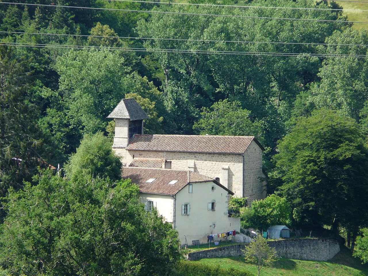 L'église Saint-Gérons de Saint-Gérons, Cantal, France. Vue prise depuis le barrage de Saint-Étienne-Cantalès.