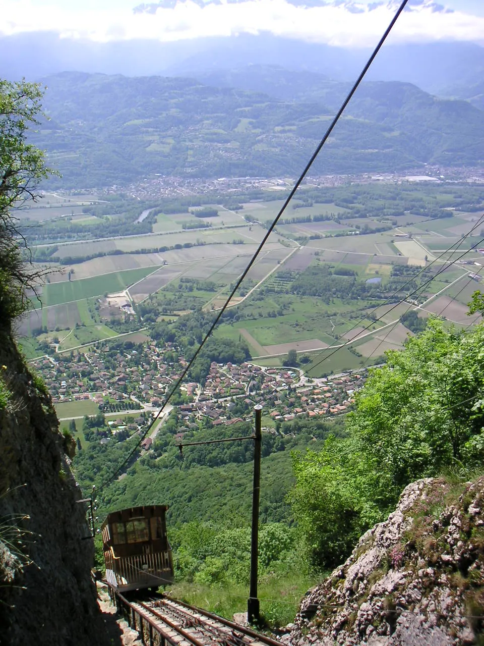 Funiculaire de la ville française de Saint-Hilaire du Touvet (38 - Isère). Prise de vue depuis le sentier du Pal de fer.
