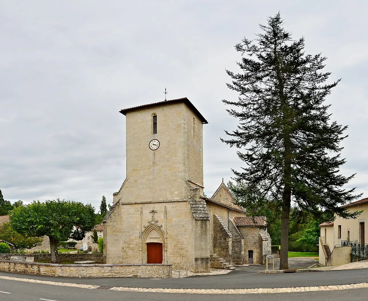 Église (XIIe et XVe siècles) et place, au bord de la route D 103, Saint-Macoux, Vienne, France.