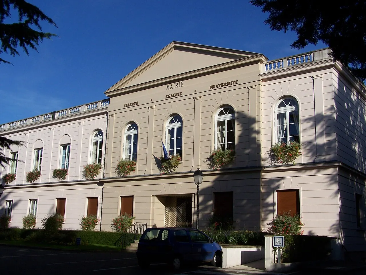 Mairie de Saint-Nom-la-Bretèche (Yvelines, France)