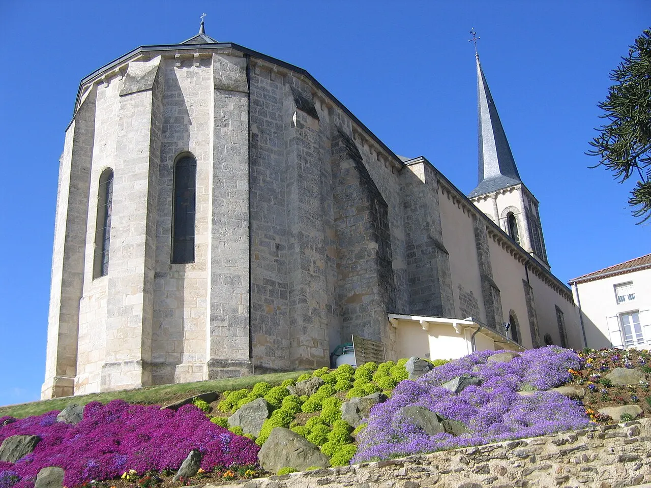 au pied de l'église, centre bourg.