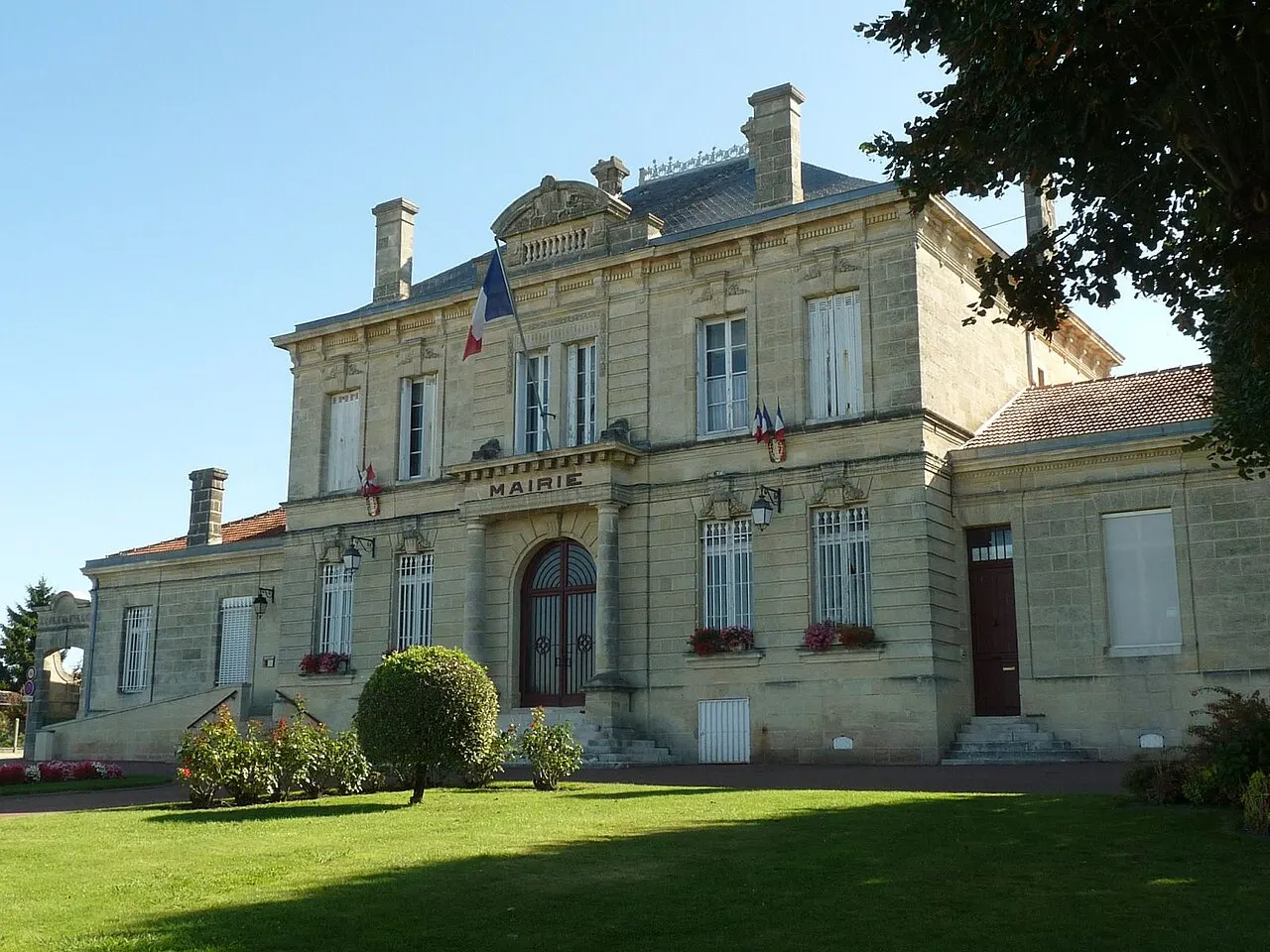 mairie de St-Savin (33), France.