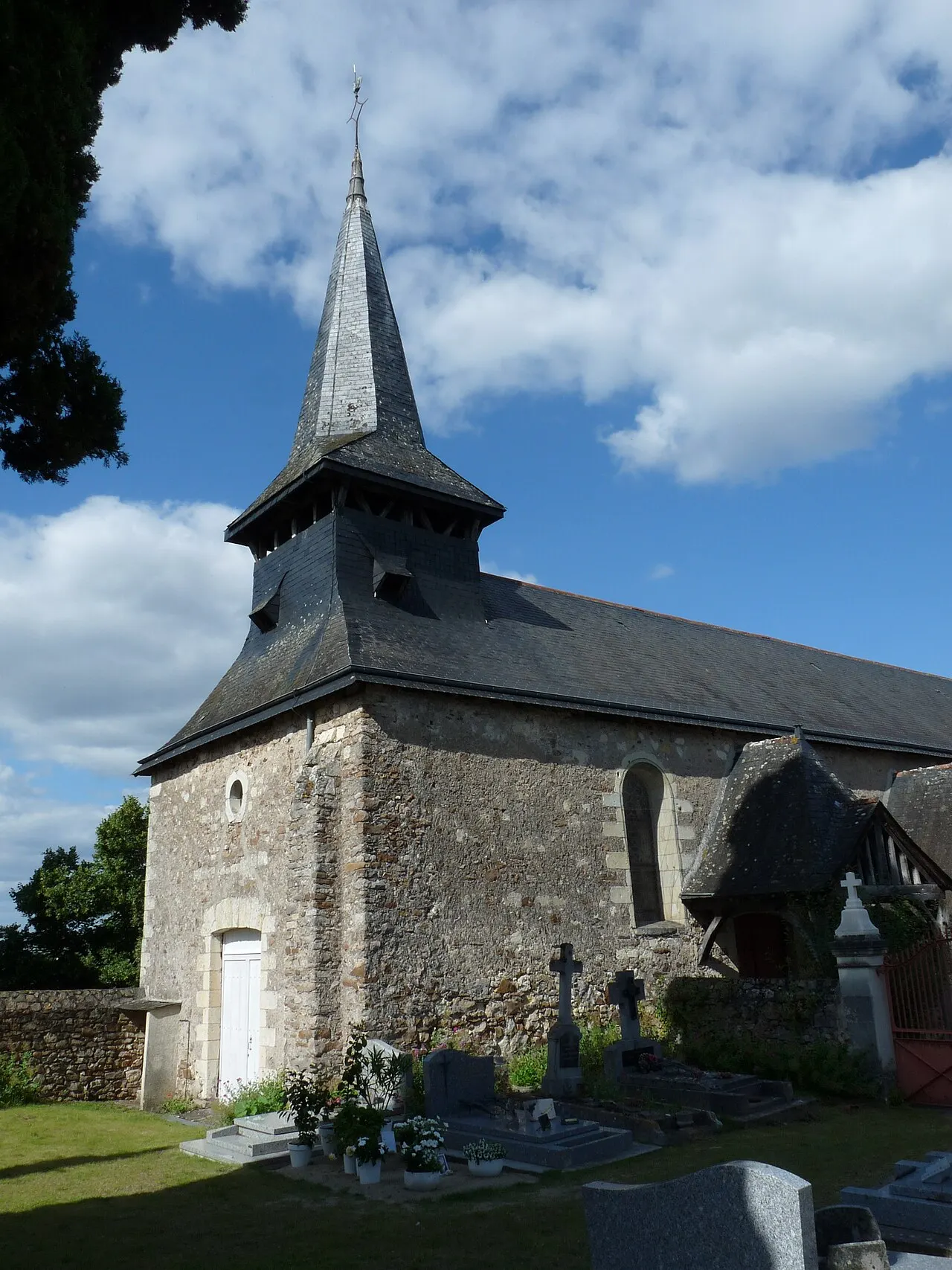Extérieur de l'église Saint-Sulpice à Saint-Sulpice (49).