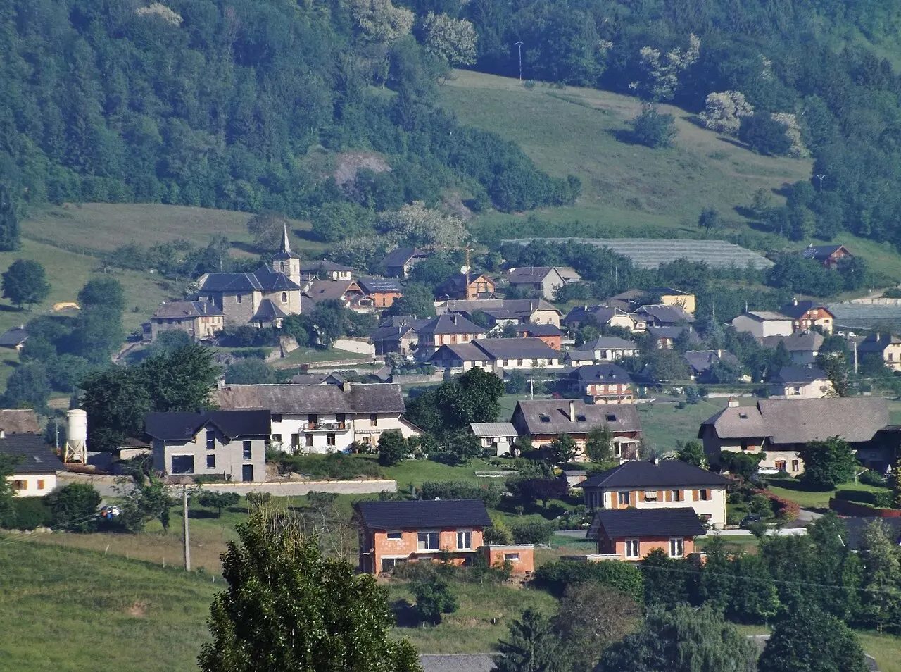Vue panoramique, depuis les hauteurs de Saint-Cassin, de la commune de Saint-Sulpice, au-dessus de Chambéry en Savoie.