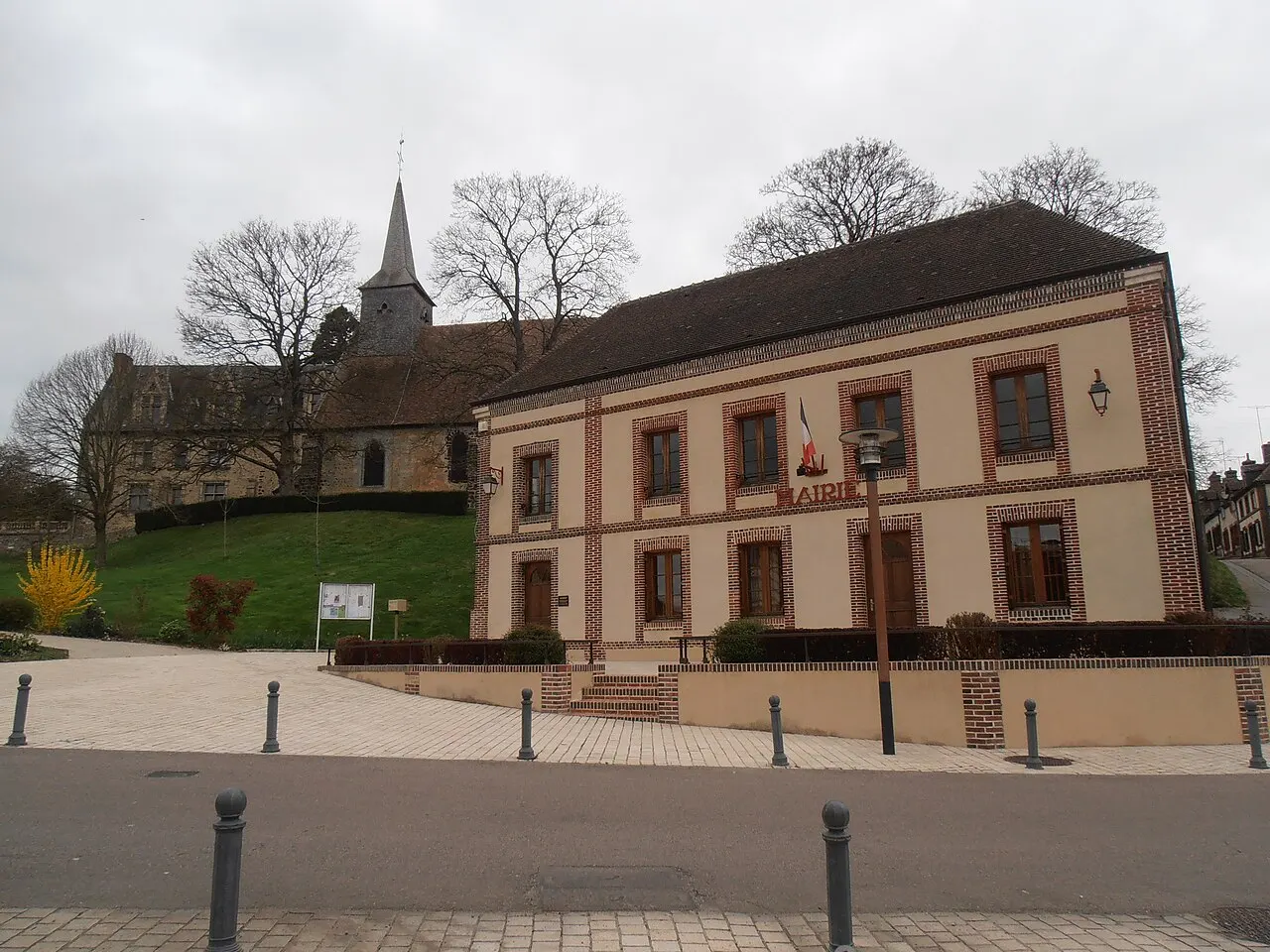 Orne, Saint-Sulpice-sur-Isle, Mairie, Eglise de l'ancien prieuré