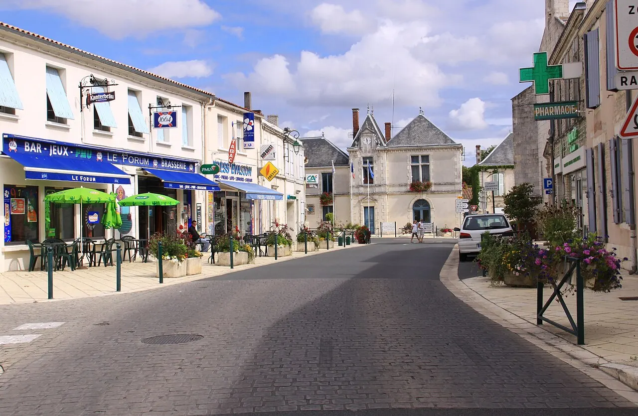 La rue de la République, le centre de l' agglomération et en arrière plan la mairie. Saint-Xandre (Communauté d' Agglomération de La…