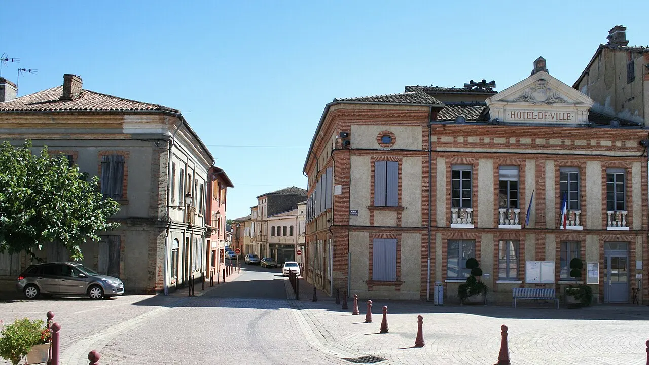 Place devant la mairie de la commune de Samatan, dans le Gers