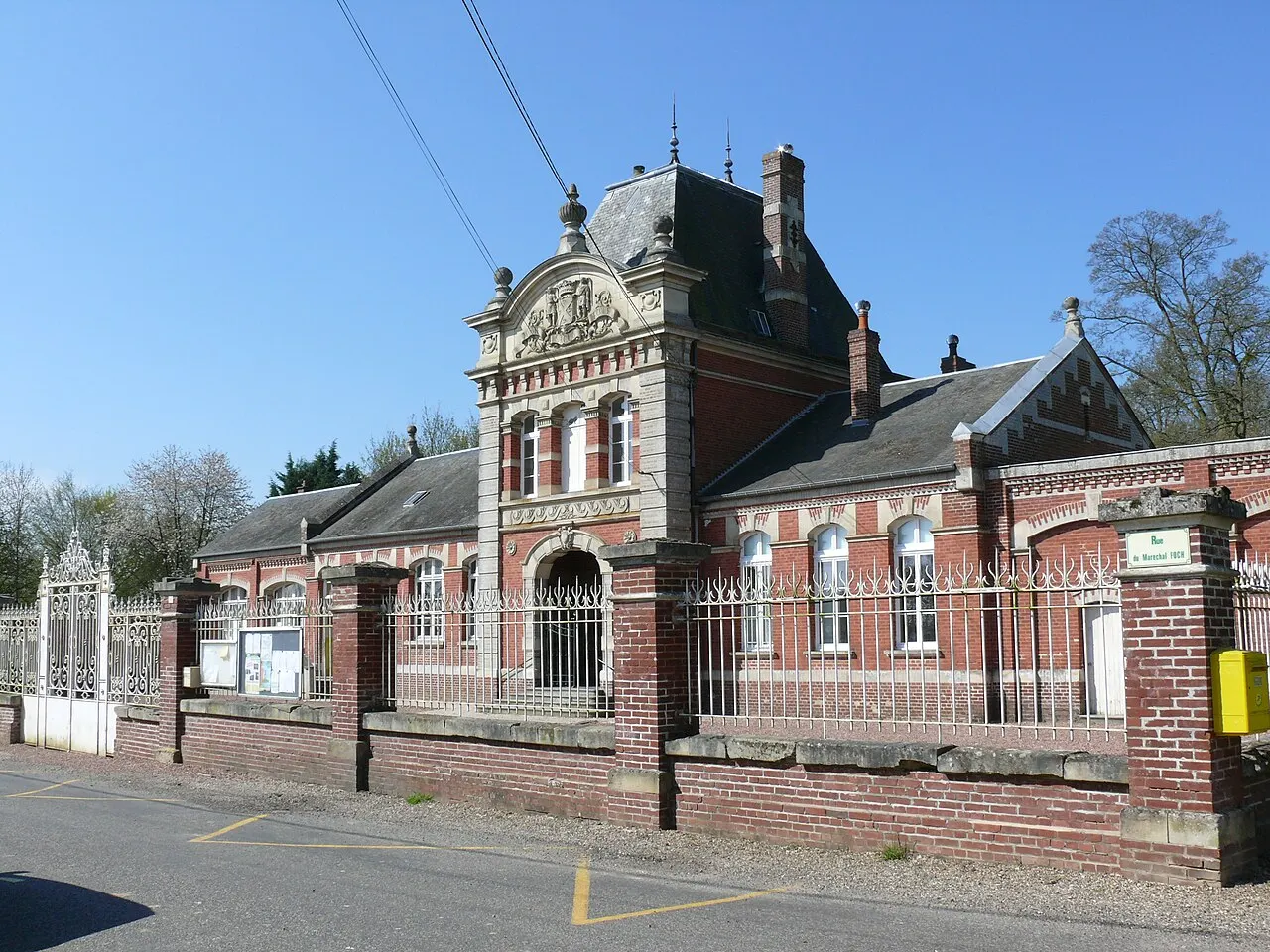 Sarcus - La mairie école financée par Rodman Wanamaker.