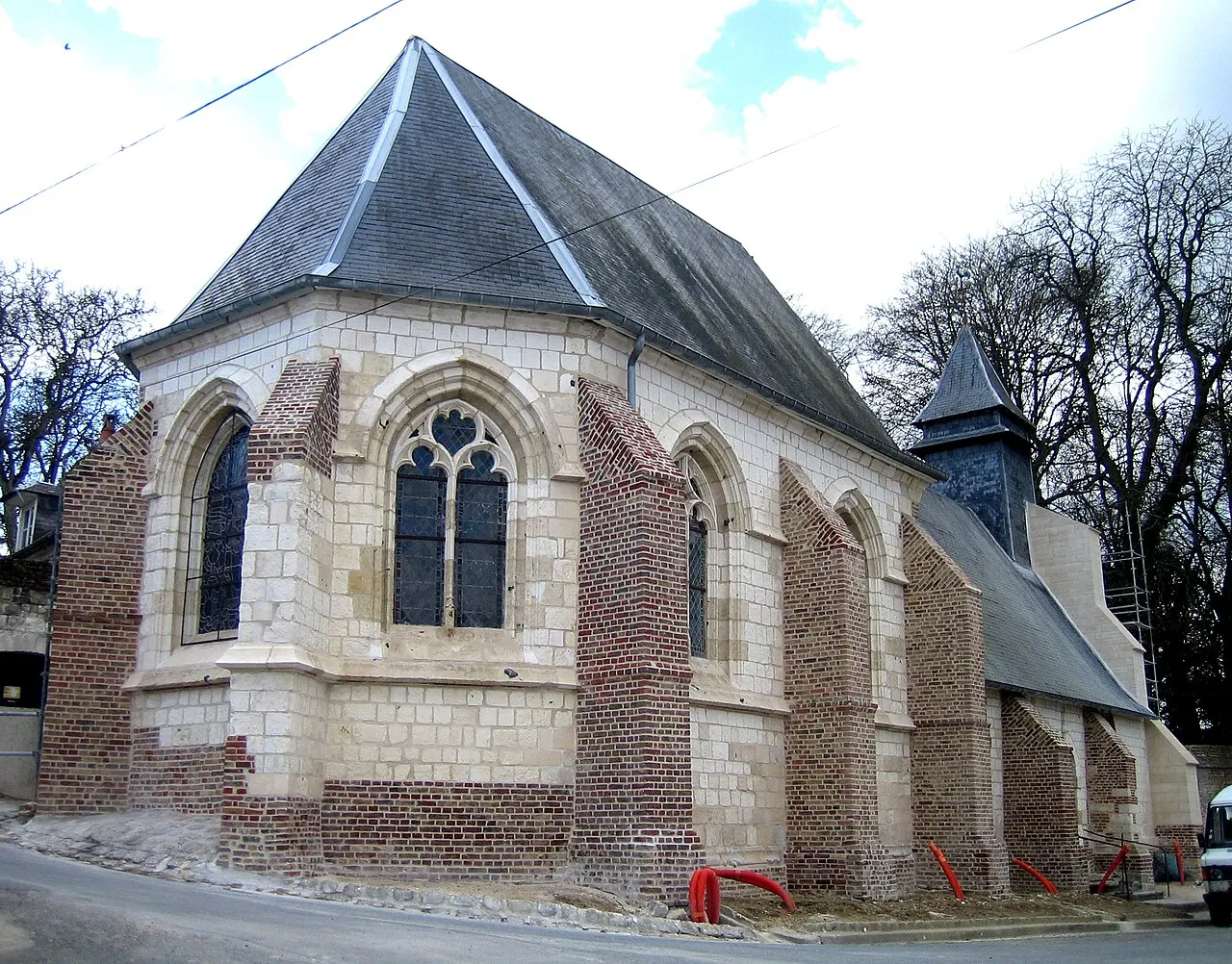 Saveuse (Somme, France) Le chevet de l'église, vu lors de la fin des travaux de restauration. Camera location49° 53′ 53.07″ N, 2° 13′…