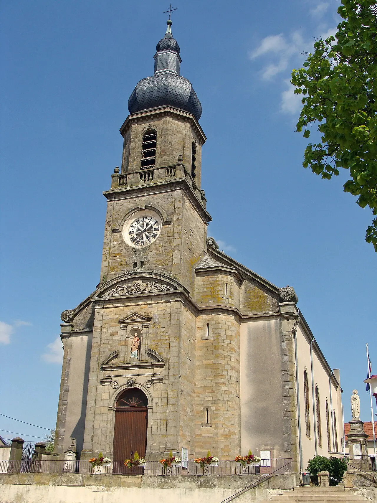 Église paroissiale Saint-Jacques-le-Majeur (1730) de Seingbouse. La tour-clocher a été construite de 1870 à 1873. L'église est une étape du…