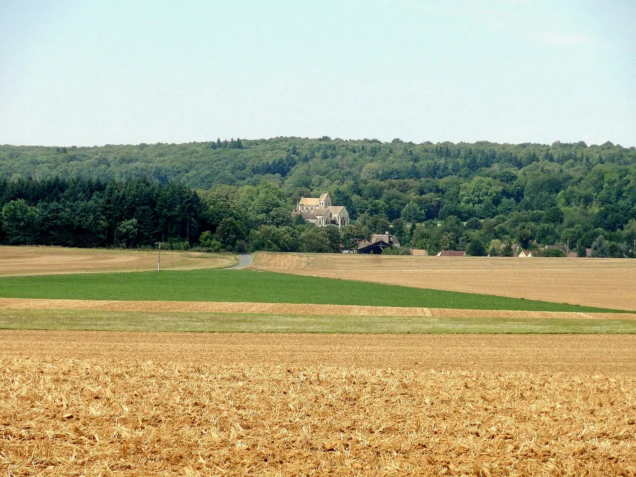 Vue sur Serans et son église depuis le sud-ouest du territoire communal, près de la limite des départements vers Nucourt.