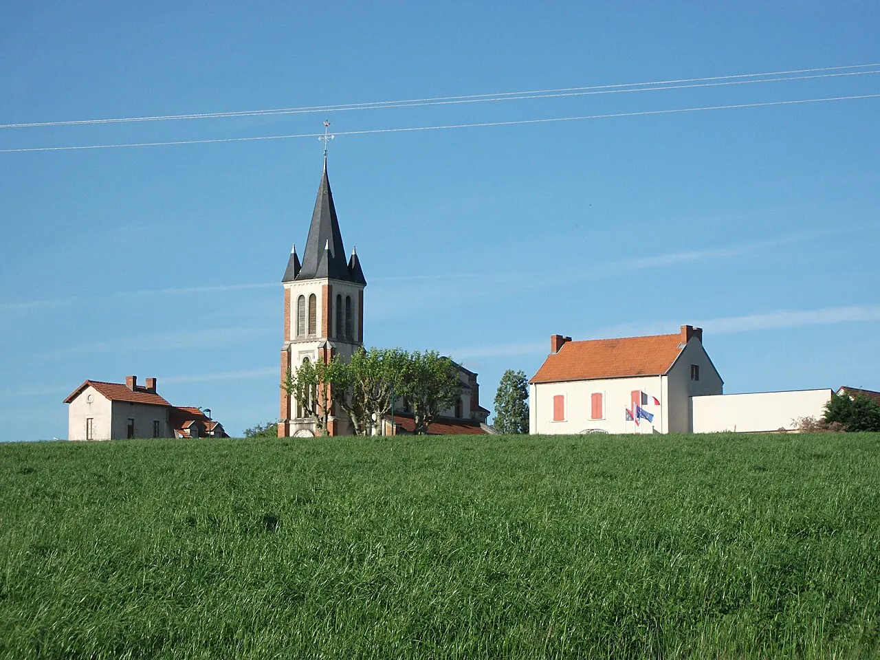 Église et mairie de Serbannes, Allier, Auvergne, France, depuis le chemin de l'Ancienne Église.