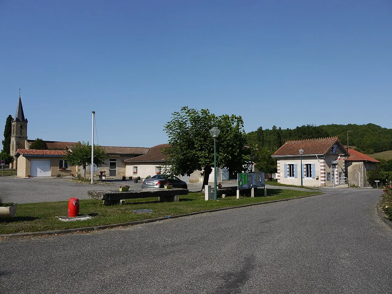 Le centre du village à Sère.