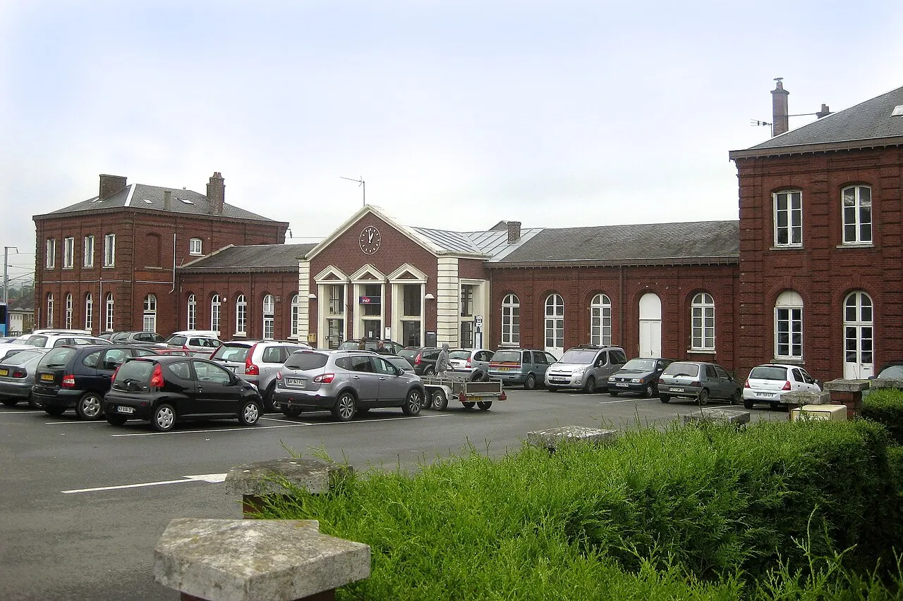 Le bâtiment voyageurs de la gare de Serqueux vu côté cour.