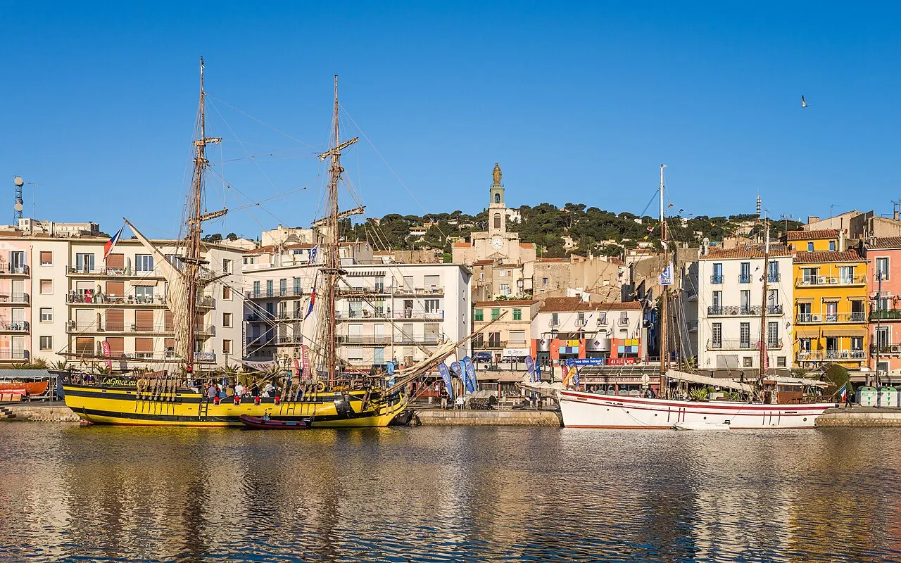 Sur la gauche, La Grace (2010, brick tchèque, réplique d'un bateau du XVIIIe siècle), et sur la droite les Chemins du Vent (1948, caboteur…