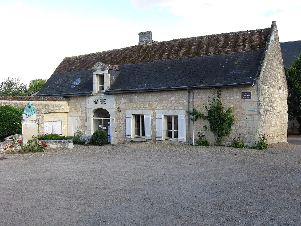 Mairie de Seuilly. (Indre-et-Loire, région Centre-Val de Loire).