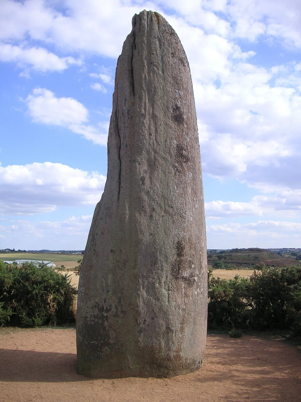 Photographie du menhir de la Grande Pierre Levée de Saint-Macaire-en-Mauges, Pays de la Loire, France.