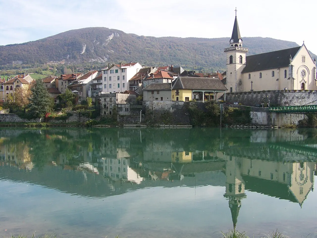 Vue de la partie savoyarde du village de Seyssel séparé en deux communes situées sur deux départements (ici en Haute-Savoie).