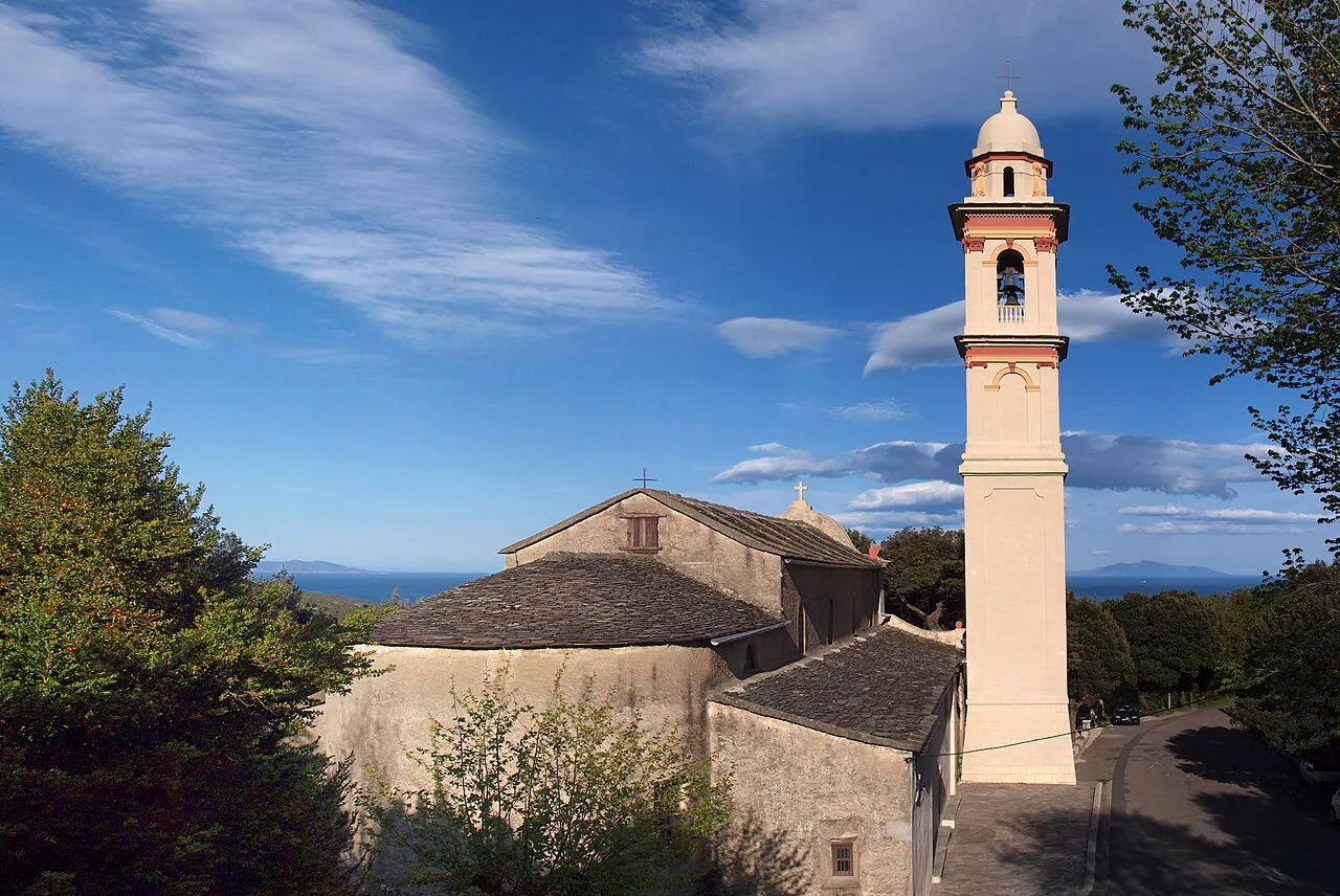 Sisco, Cap Corse (Corse) - Chevet de l'église Saint-Martin à Poggio. Sur l'horizon, à gauche l'île de Capraia et à droite, l'île d'Elbe