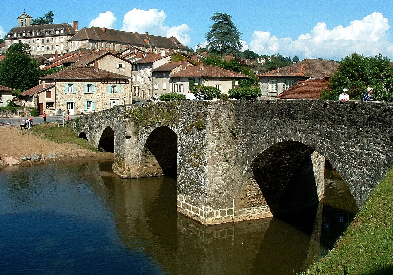Solignac - La ville et l'abbaye vues du pont roman