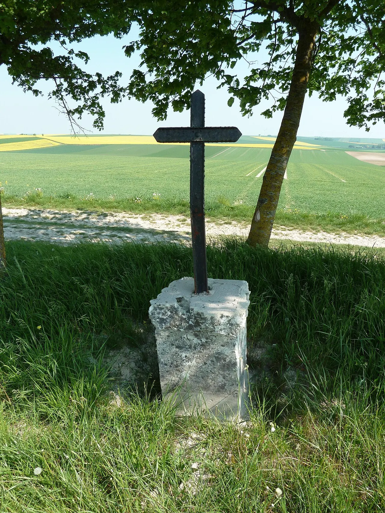 La CROIX MAULVAU (ou Croix-Molveau ou Croix Maulvaux) est un point culminant sur la RD 994 (ancienne Voie romaine Reims-Metz), entre le…