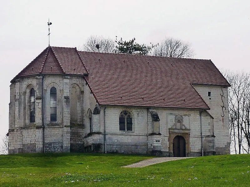 belle église en craie couverte d'un toit à long pan en tuiles, abside à 6 pans, belle porte latérale. Le clocher a disparu