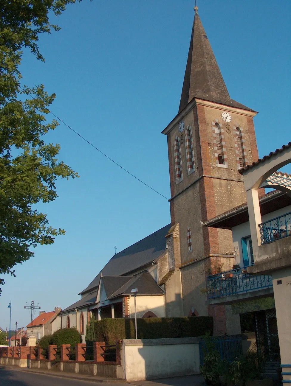 Soues (Hautes-Pyrénées/France) : l'église (rue André Fourcade). Vue depuis route D92 (rue Jean Maumus), vers le sud-est.