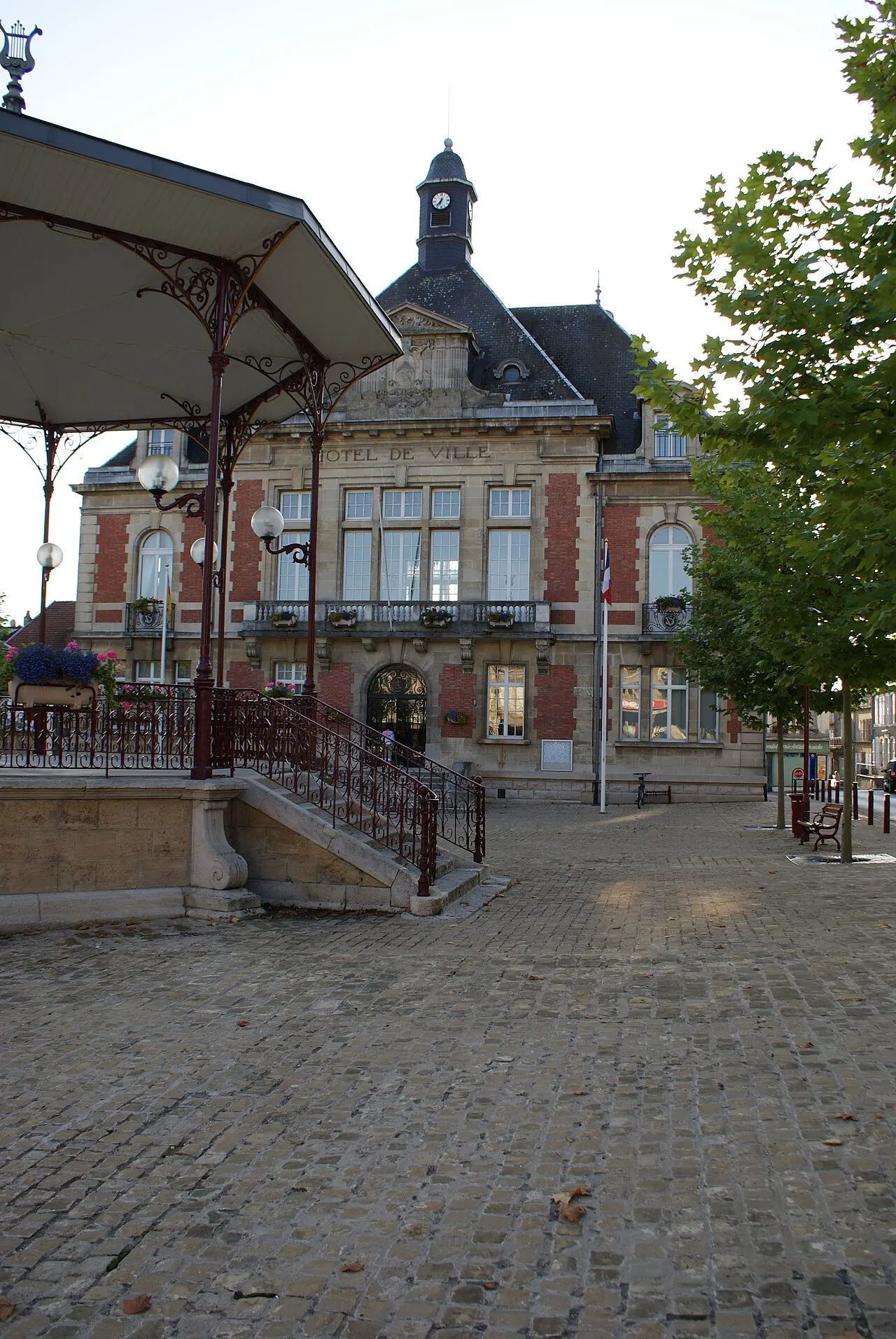 Photographie où figurent le Kiosque et l'Hôtel de ville de Stenay (Village de France-Meuse)
