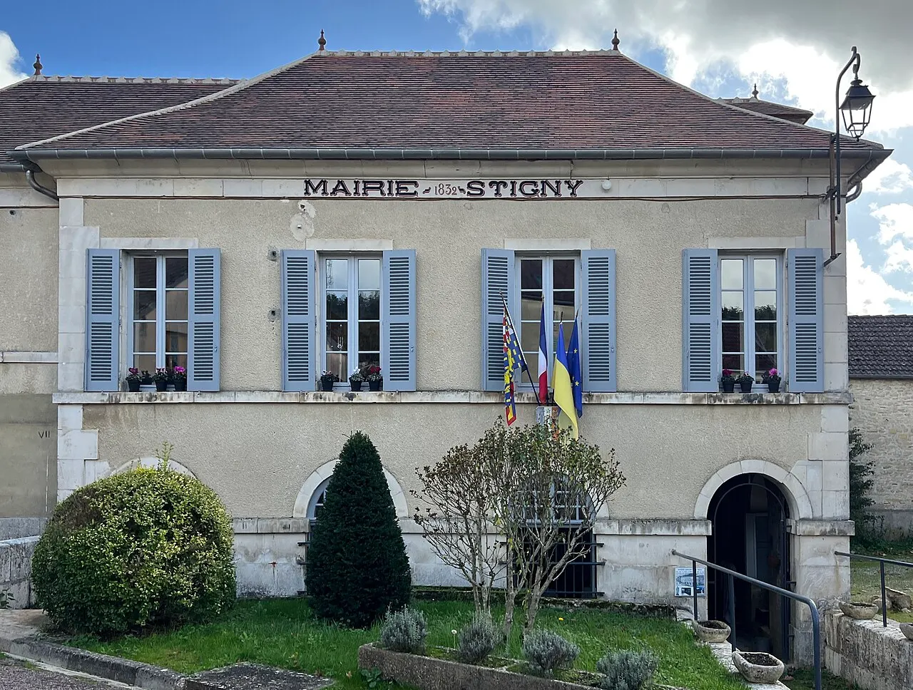 Mairie-lavoir de Stigny.