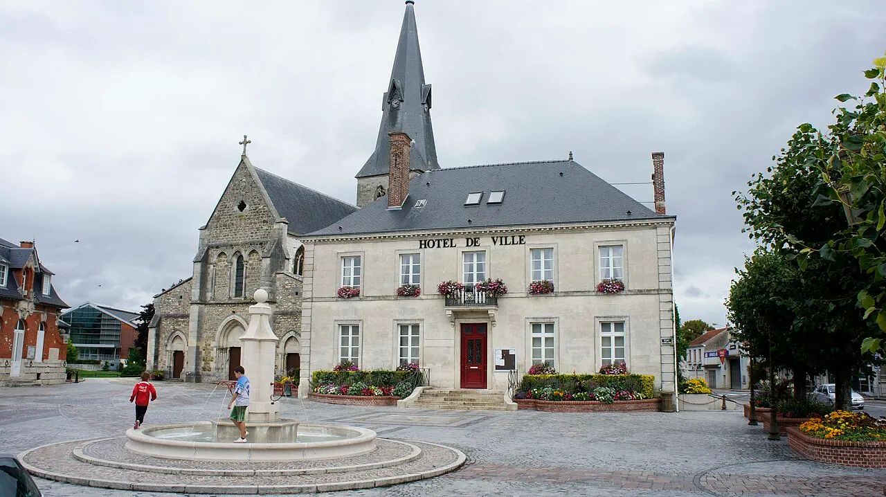 De gauche à droite : vue d'une partie du corps de garde, de la maison des associations (en retrait), de l'Église et de la mairie de Suippes.
