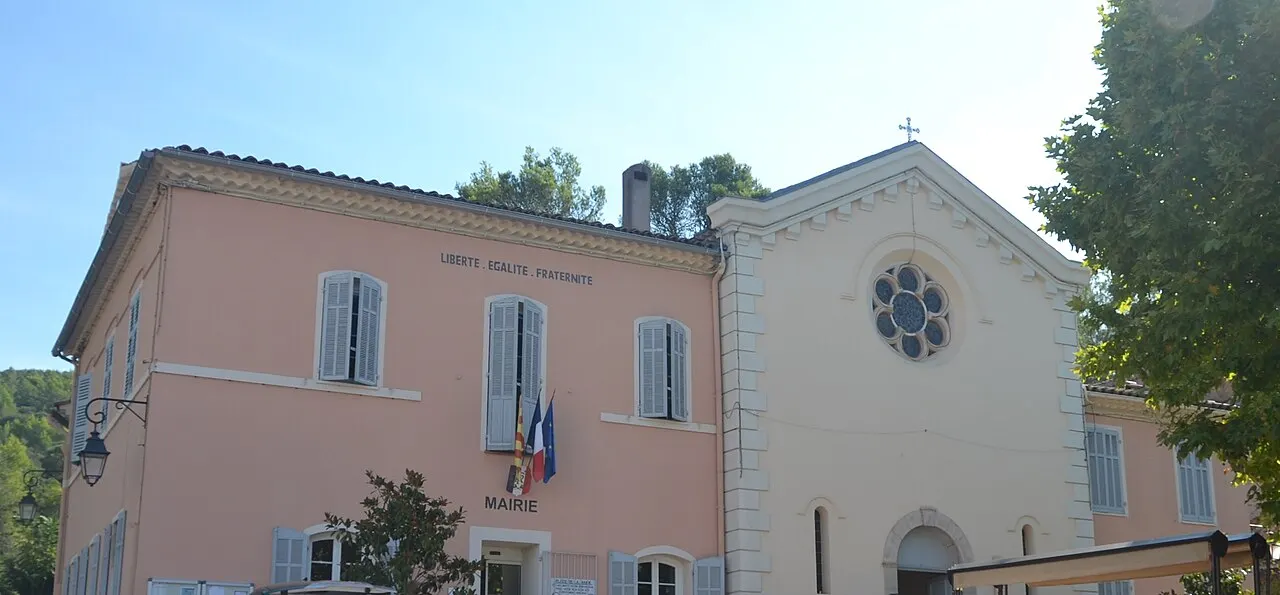 L'église et la mairie de Taradeau.