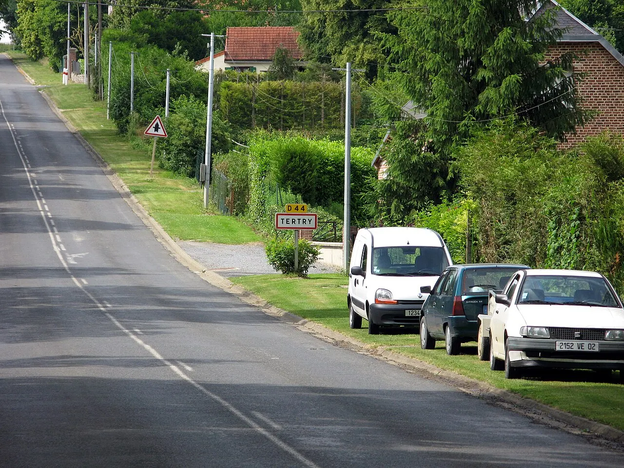 Tertry (Somme, France) - Entrée dans la commune par le Sud. Vue après le pont. . .
