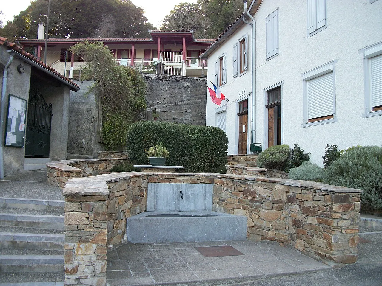 Place de la mairie avec un abreuvoir