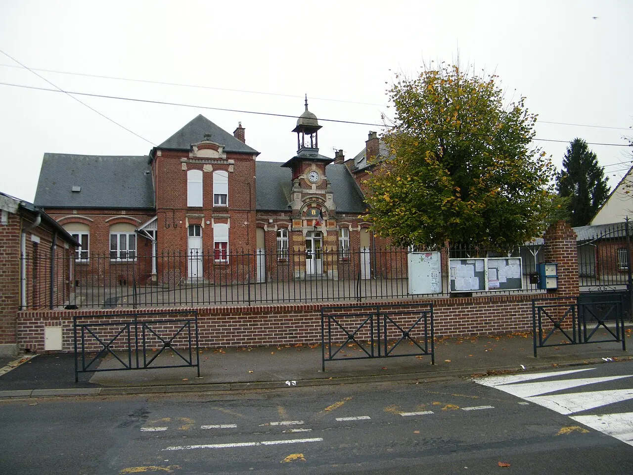 Bâtiments communaux, mairie-école.