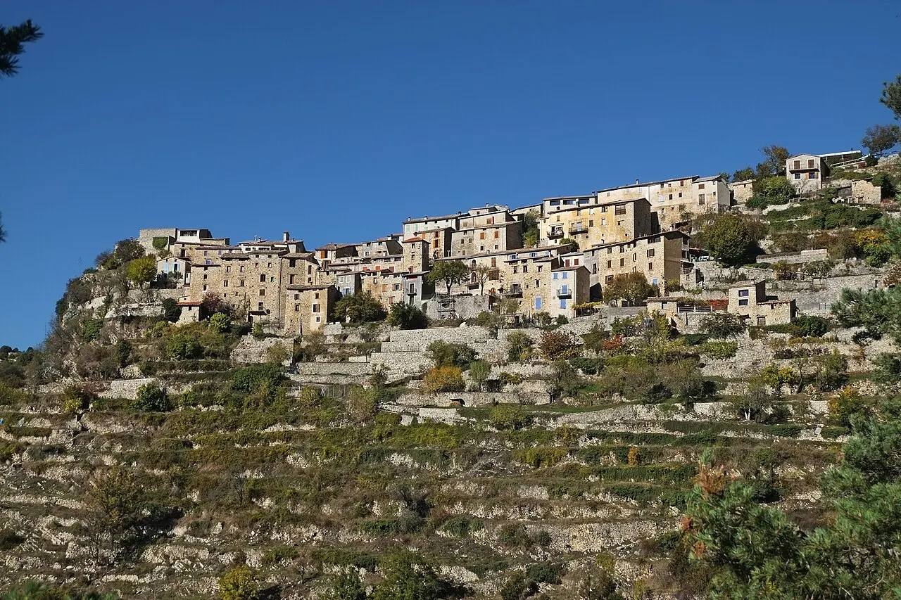 Vue du village de Thiéry depuis la piste de Paillers.