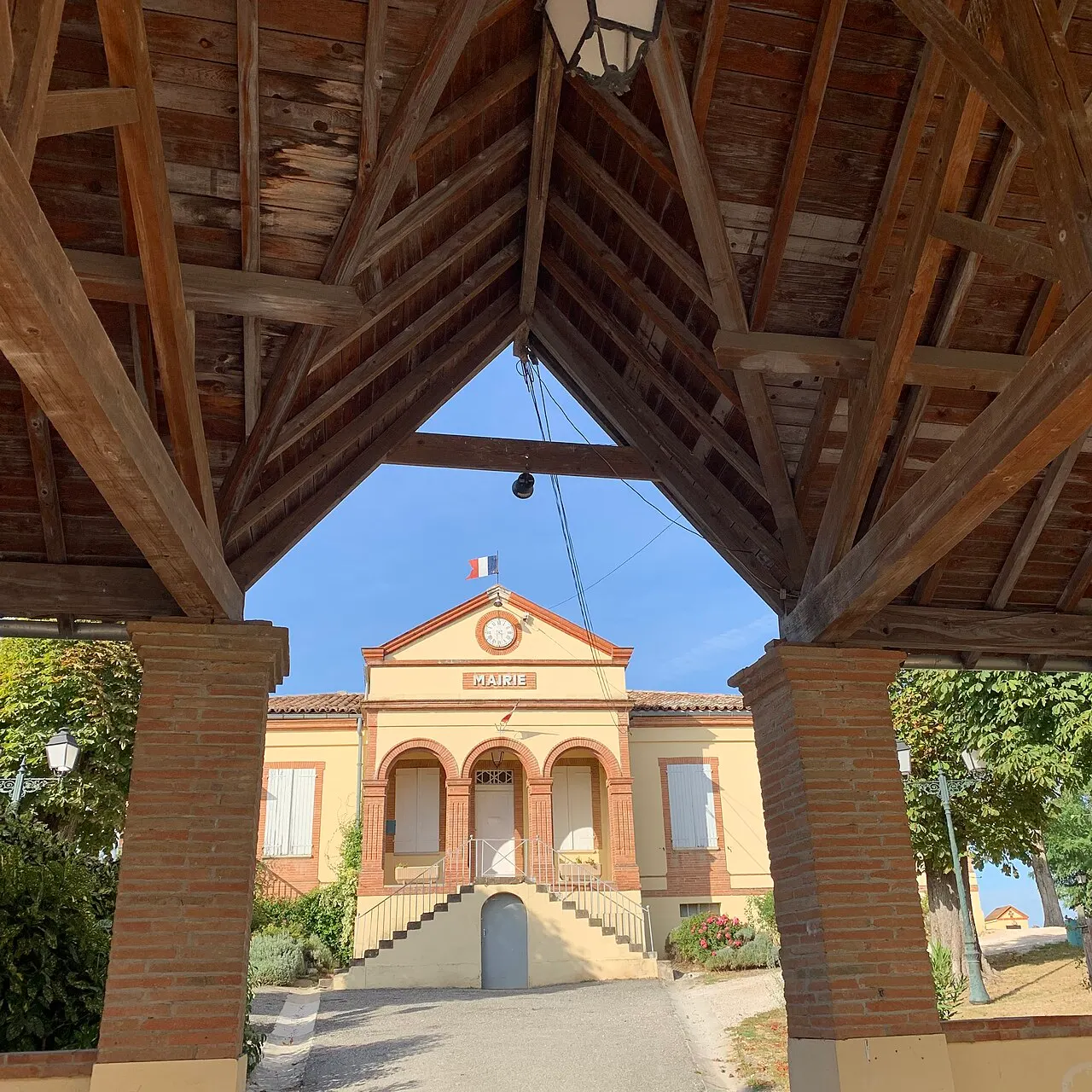 Maire de Thil (Haute-Garonne) et halle