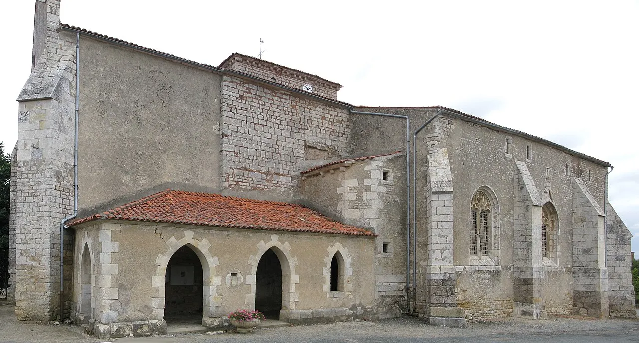Côté de l'église de Thiré