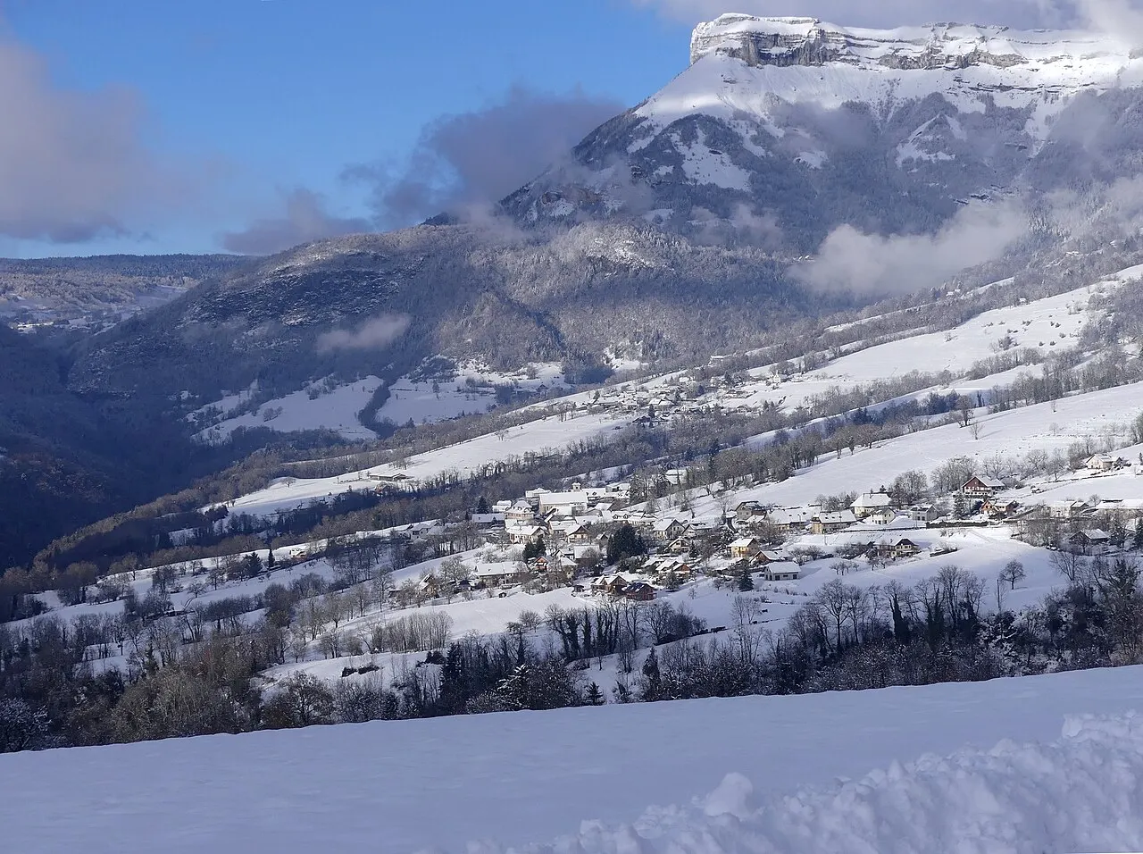 Vue, après des chutes de neige, du village de Thoiry et du mont Margériaz dans le massif des Bauges, en Savoie.