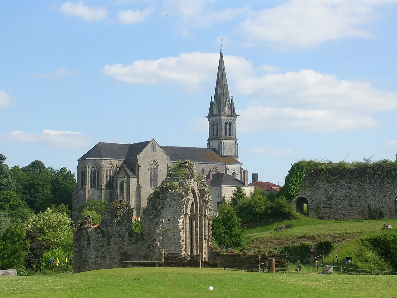 Vestiges de la chapelle du château de Tiffauges, et église (département français de la Vendée)
