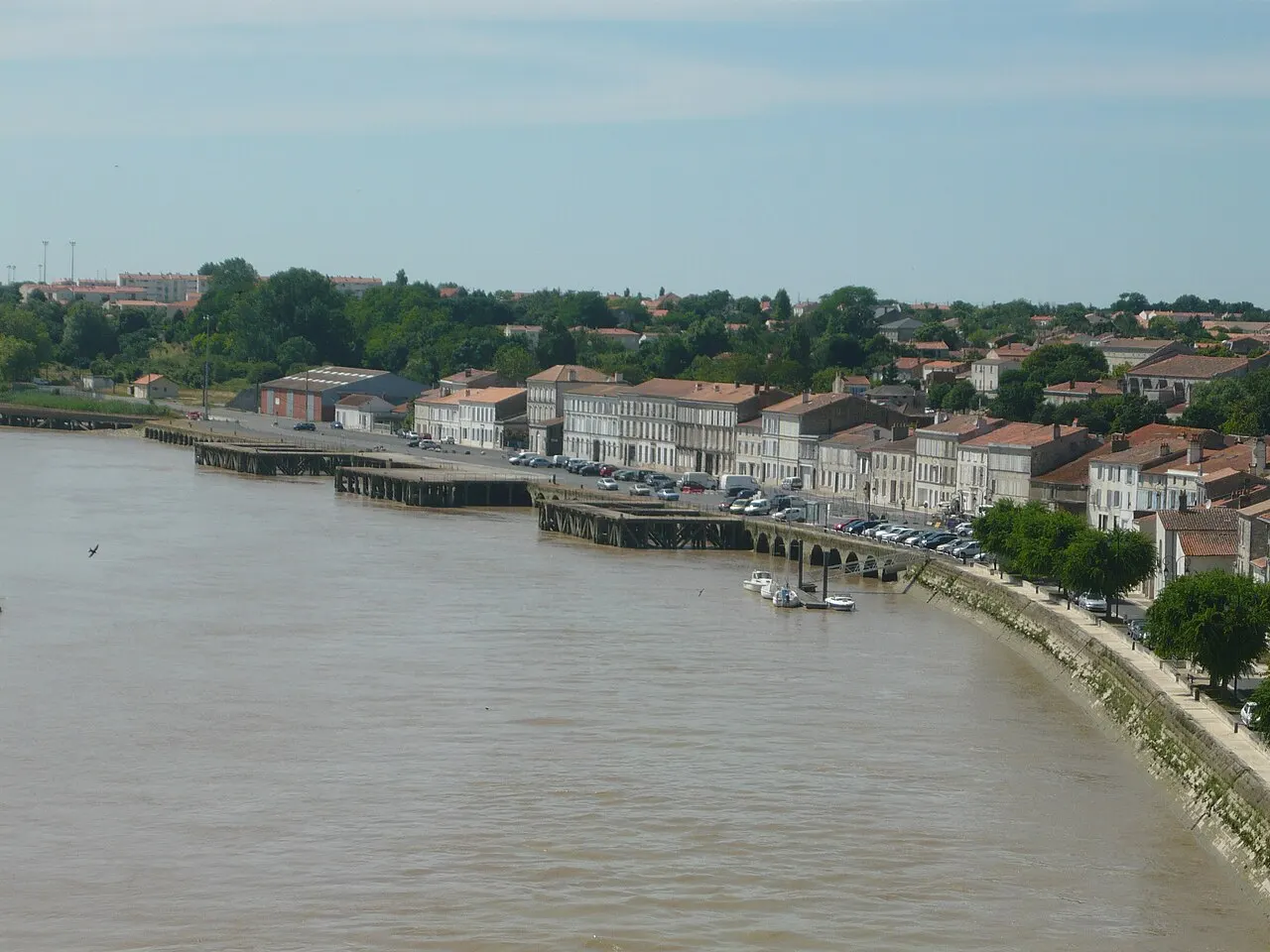 La rive droite à Tonnay-Charente, vue générale sur la ville-centre et son port fluvial prise depuis le pont suspendu (Charente-Maritime).