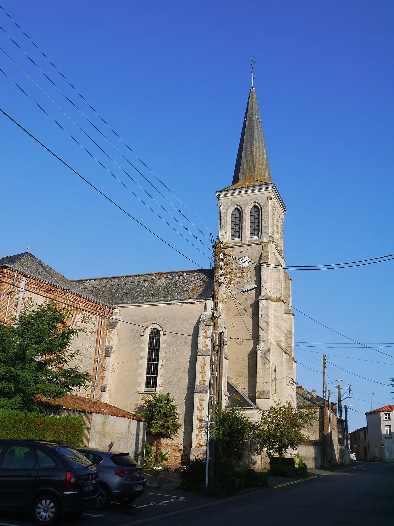 L'église Notre-Dame-de-la-Nativité à Toutlemonde (Maine-et-Loire, France).
