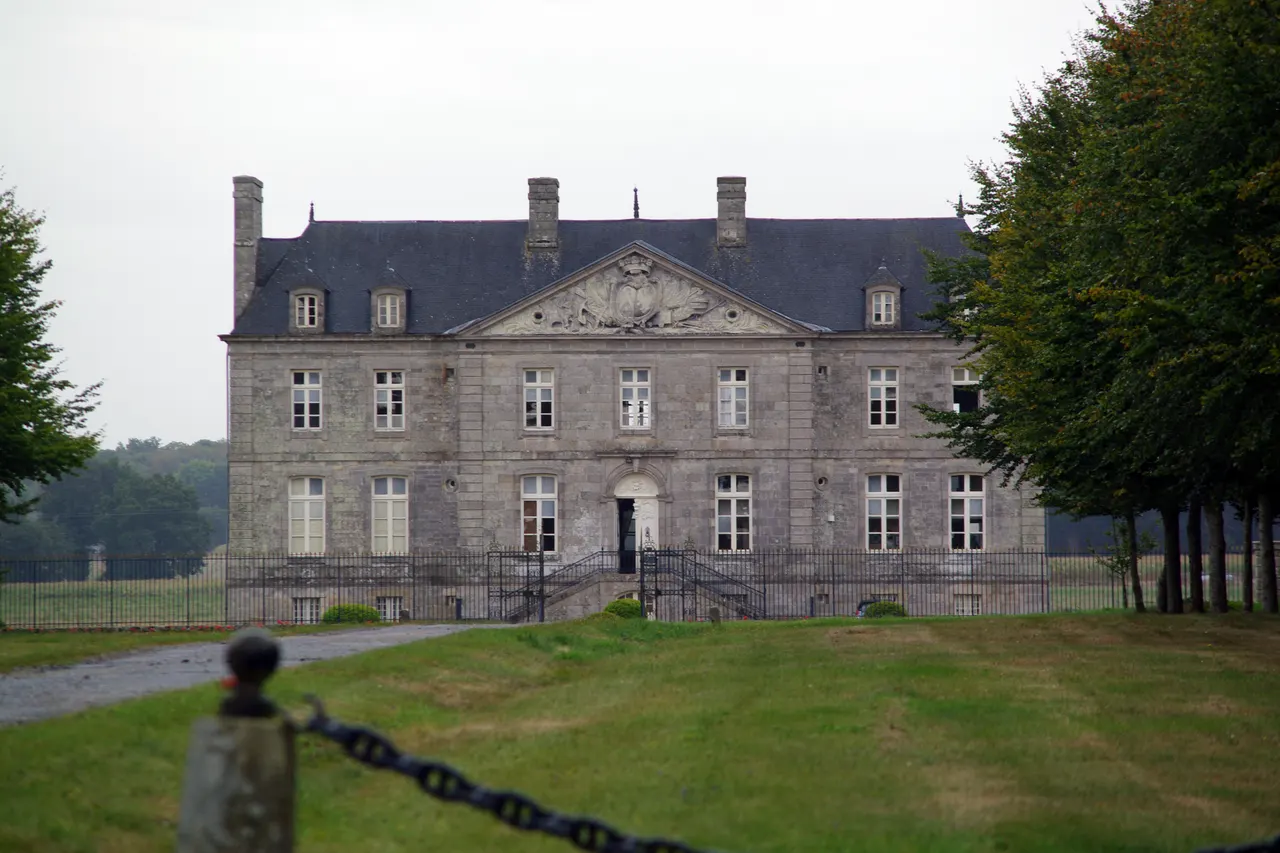 Château du Chalonge et dépendances, (Inscription, 1990)