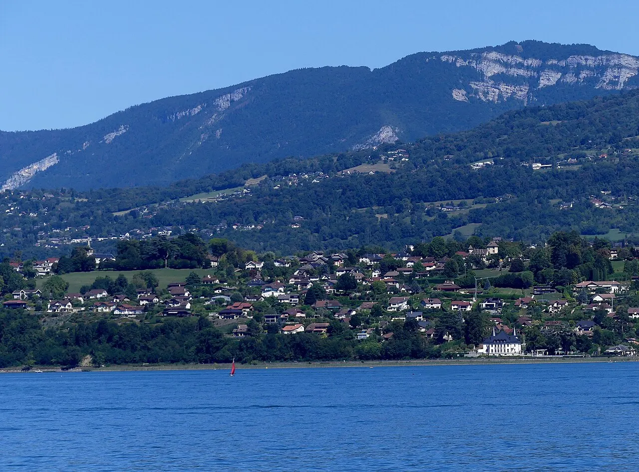 Vue, depuis Le Bourget-du-Lac sur la rive opposée du lac du Bourget, de la colline de Tresserve de l'église au château de Bonport, en…