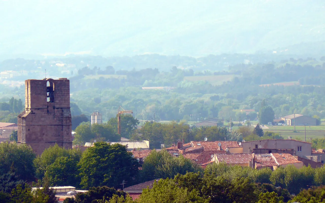 Vue du clocher de Notre Dame de Nazareth et du village depuis le chemin du Félibre