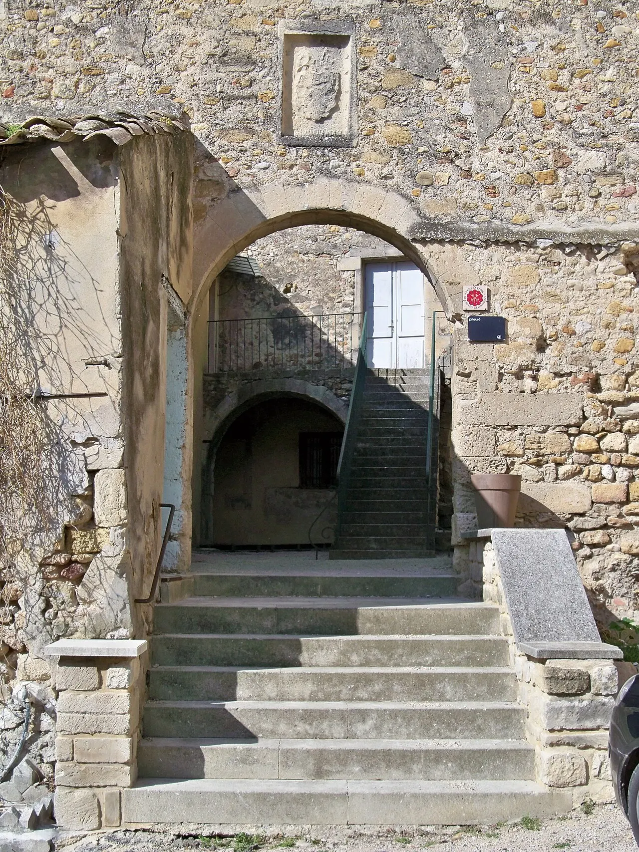 entrée du prieuré clunisien de Tulette (26)