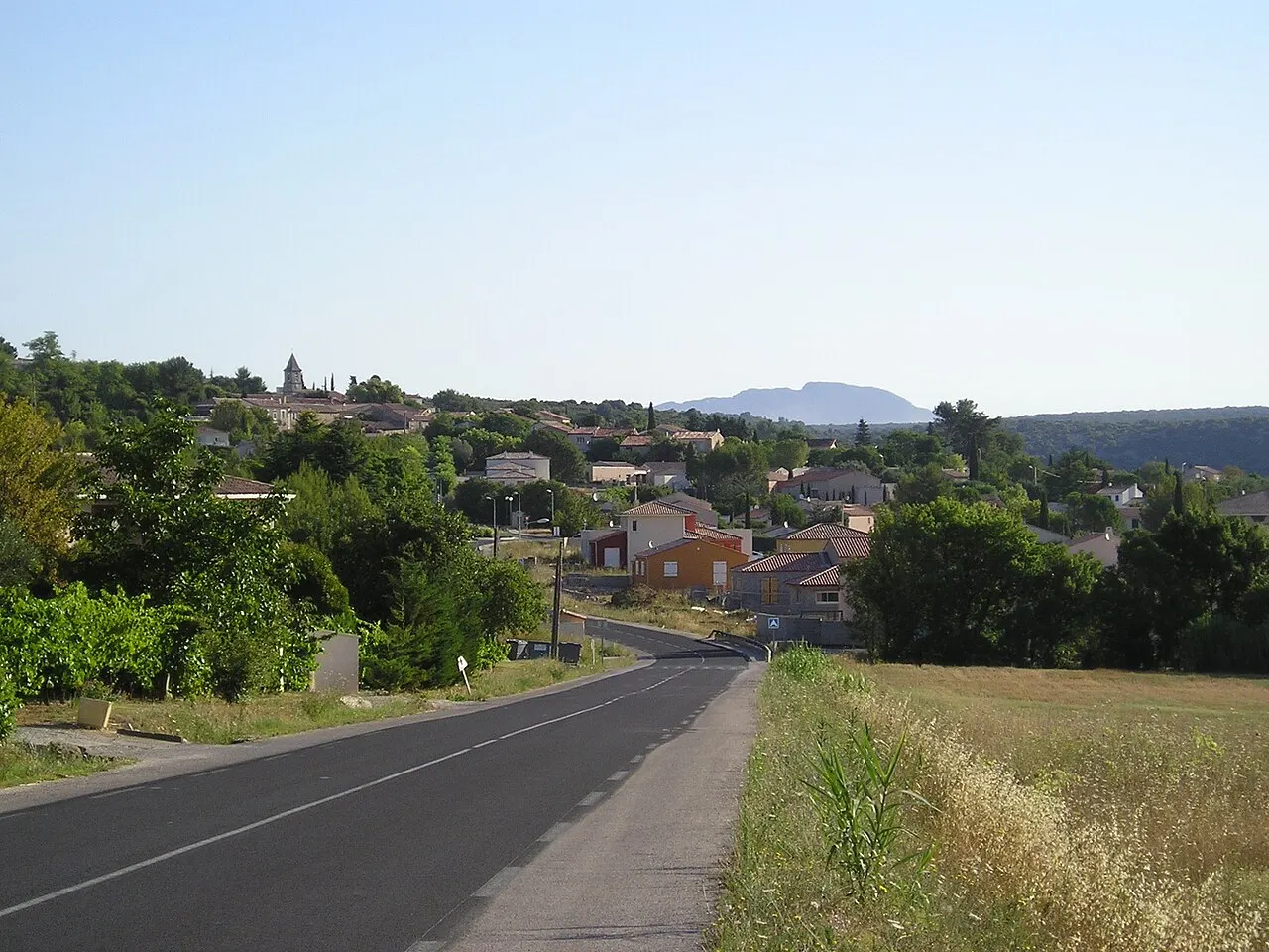 Dans l'Hérault, Vailhauquès vu depuis le sud du village, à la hauteur de l'arrêt de bus de La Coste. Au loin, le Pic Saint-Loup à environ…