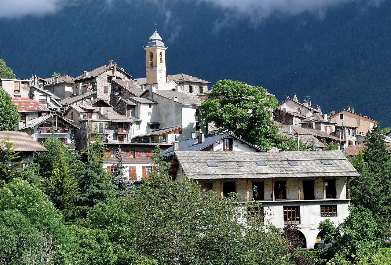 Valdeblore - La Bolline - Vue du village avec le clocher de la chapelle des Pénitents Blancs