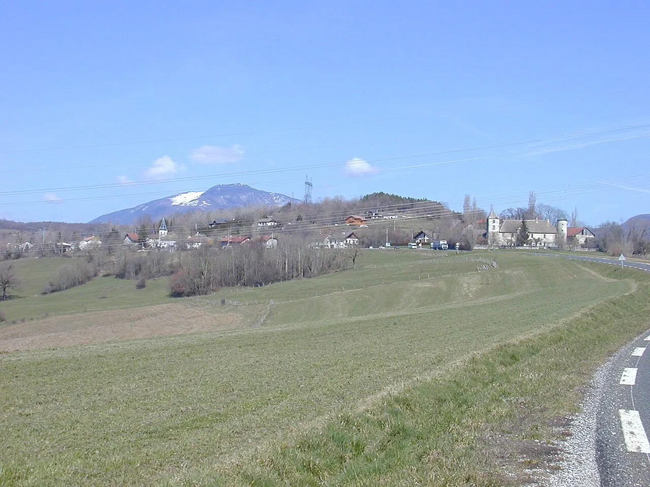 Vue générale de Vanzy, chef-lieu (F-74270) et château de la Fléchère